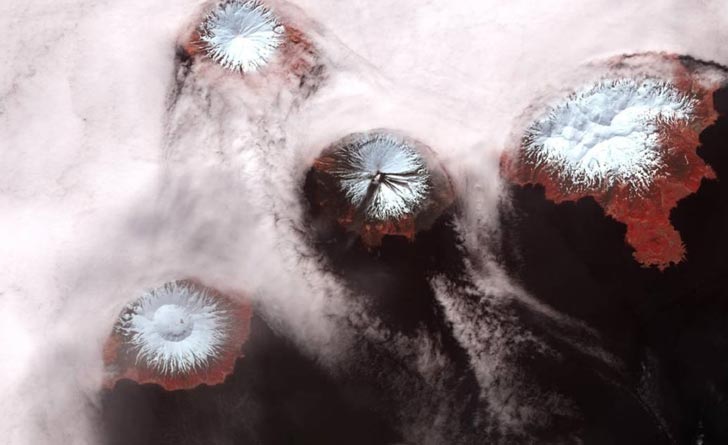 Cluster-volcanoes-in-alaska